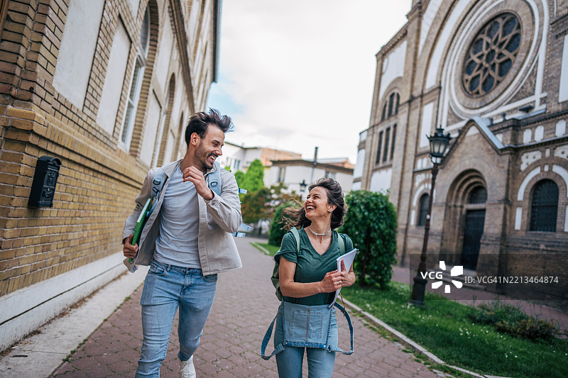 快乐的学生们在课后校园里奔跑图片素材