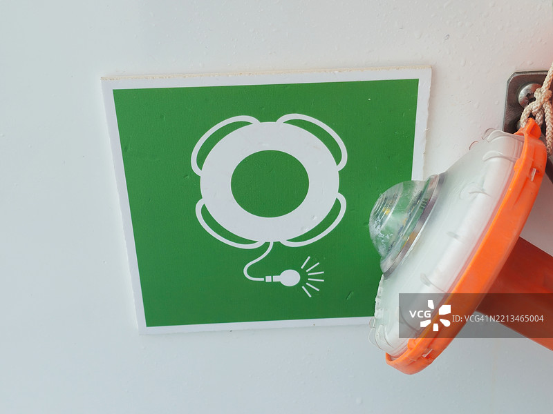 带绳和灯的救生圈图片素材