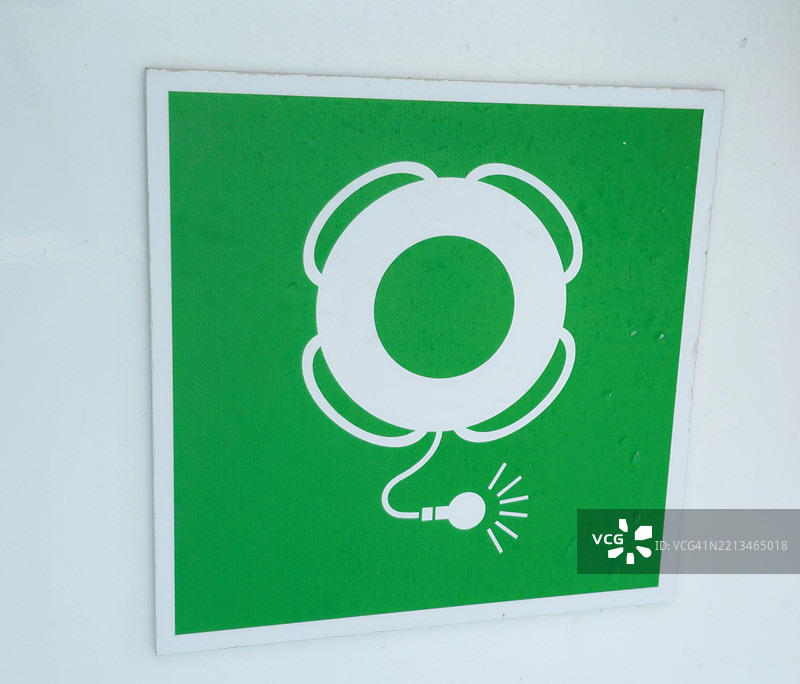 带绳和灯的救生圈图片素材