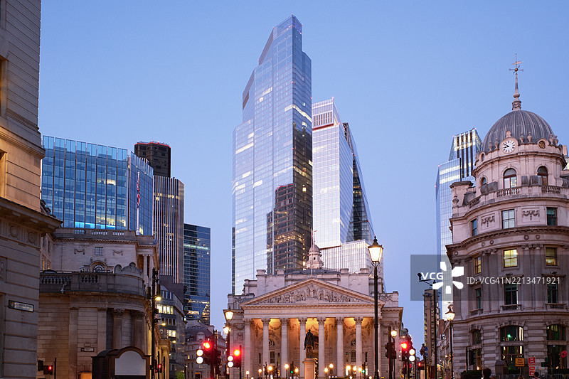 伦敦金融区的建筑在黄昏时分图片素材