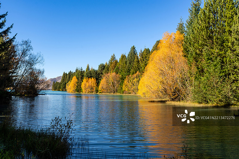 鲁阿塔尼瓦湖的秋天图片素材