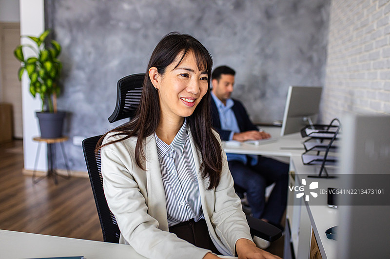 日本女商人在办公室工作图片素材