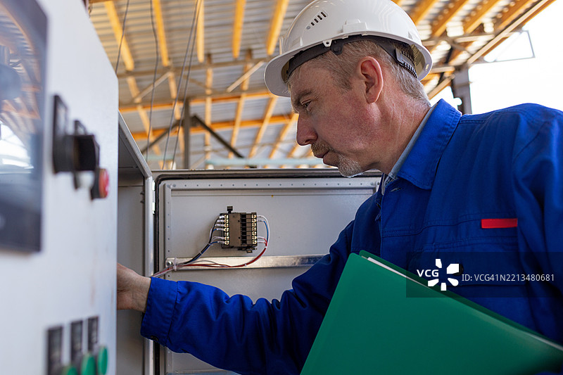 一名工程师检查电气设备的运行情况图片素材