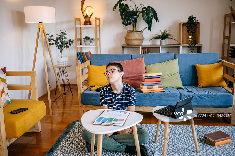 年轻的少年在家用平板电脑学习图片素材