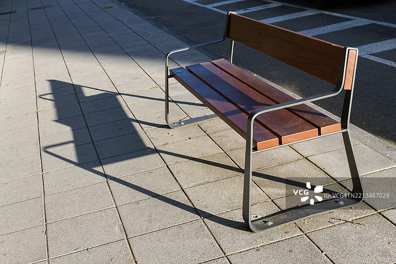 空荡荡的街边长椅图片素材