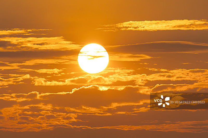 太阳，全球变暖，全球沸腾，气候危机和灾难性的热浪，气候变化，炙热的阳光和灼热的热浪图片素材