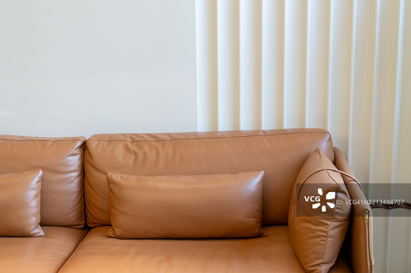 棕色皮革沙发与白色背景图片素材