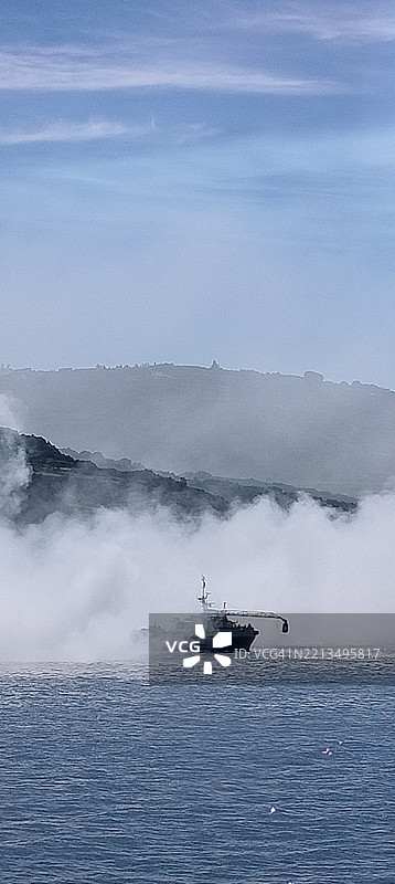 海上被烟雾笼罩的船只图片素材