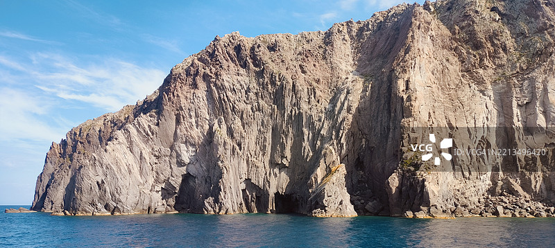 巴西卢佐岩石位于地中海，介于帕纳雷亚和斯特龙博利之间。图片素材