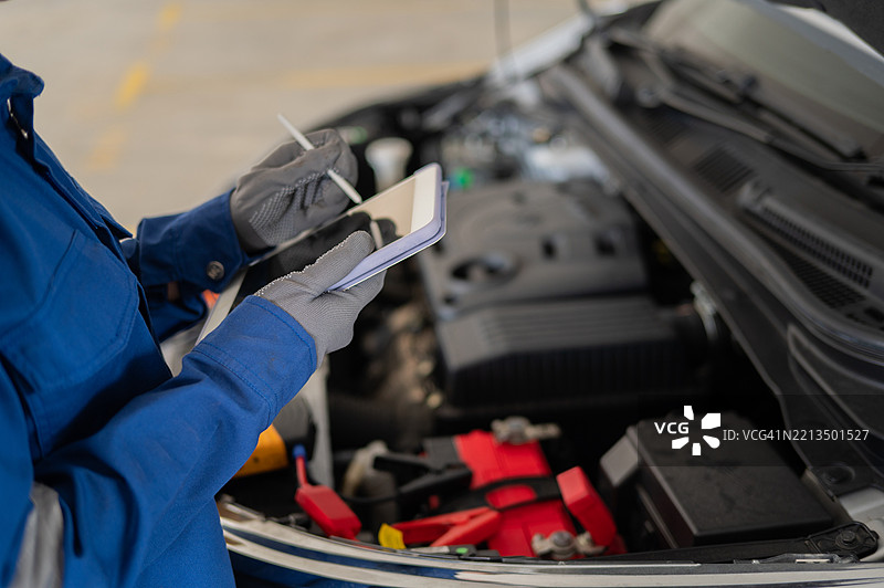 机械师使用智能平板检查并记录车辆状态的库存照片图片素材