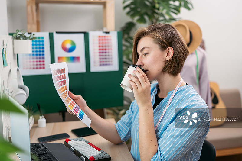 创意设计师在品尝咖啡时查看色板图片素材