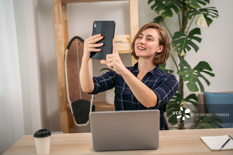 年轻女性在家自拍或视频通话图片素材