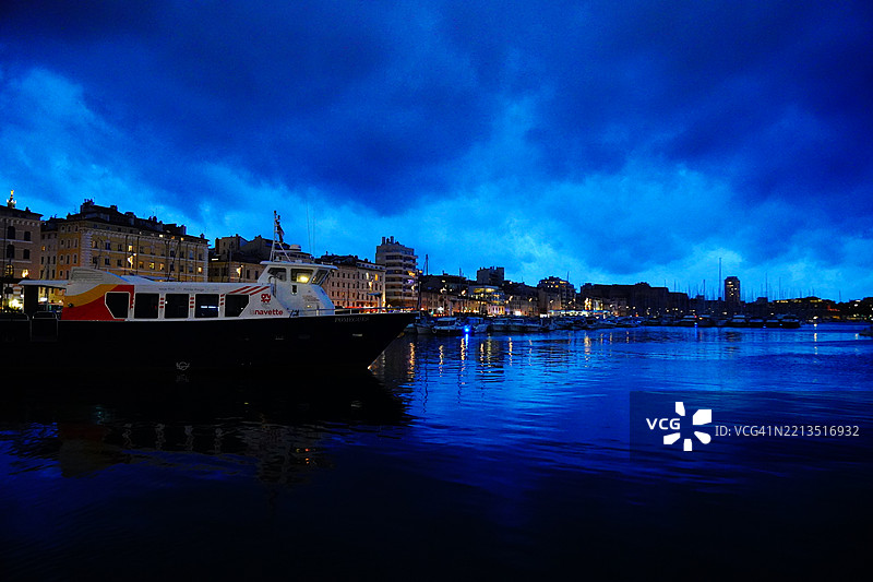 夜晚的旧港，阴云密布，倒影，渡轮，马赛，法国图片素材