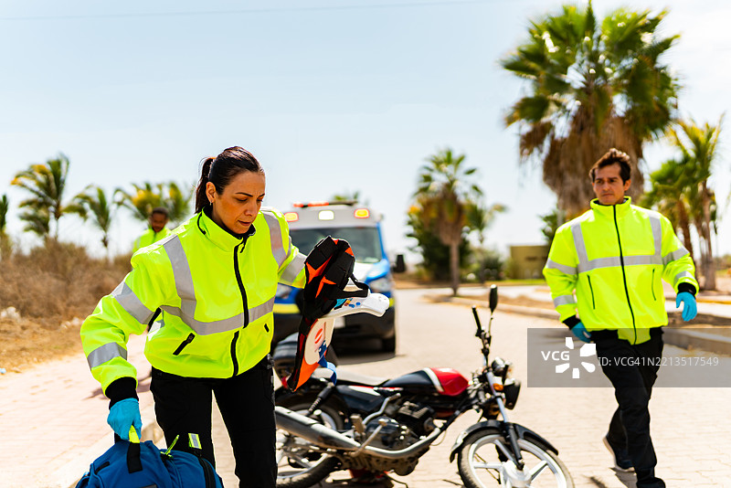 救护人员赶到摩托车事故现场图片素材