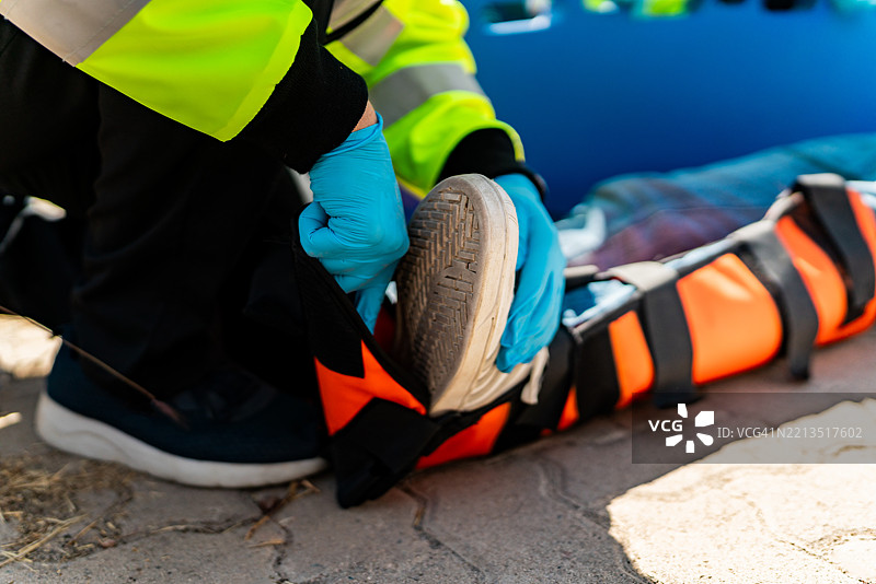 急救人员在户外帮助受害者图片素材