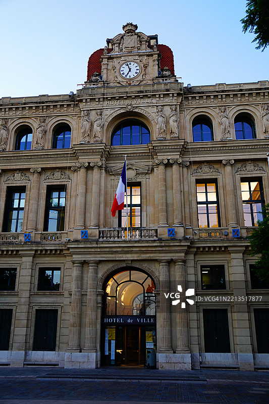 戛纳市政厅特写，旗帜，钟楼入口，法国戛纳图片素材