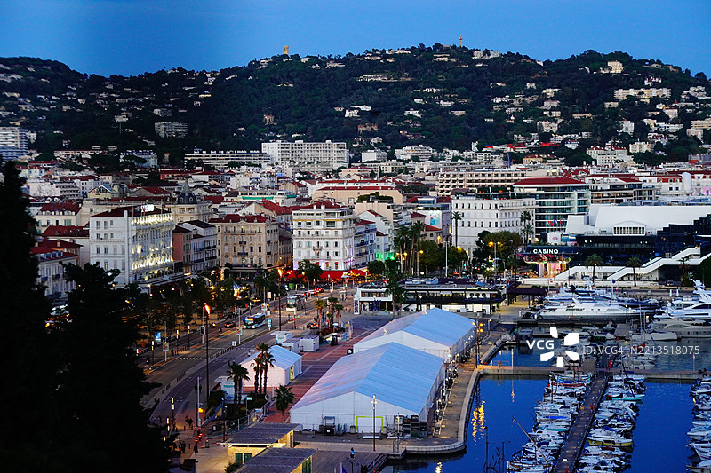 黄昏时分的老坎城，城市天际线，旧港和宫殿，法国图片素材