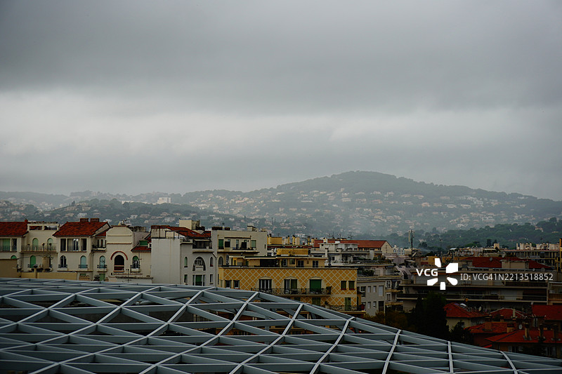 安提波尔斯屋顶及周边，雨天的天空，法国安提布图片素材