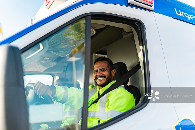 成熟的救护人员驾驶救护车的肖像图片素材
