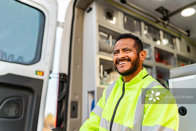 成熟的救护人员在救护车上沉思图片素材