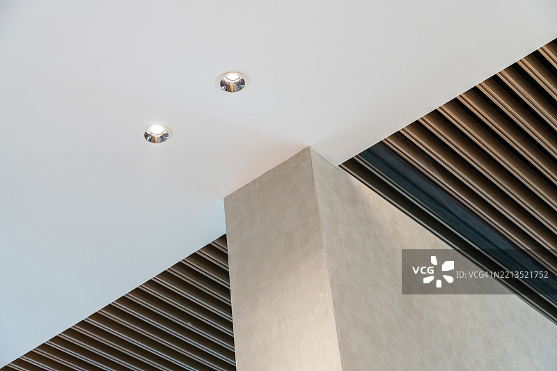现代室内设计，配有嵌入式照明和纹理墙面图片素材
