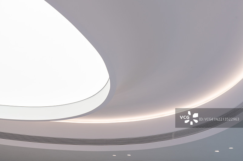 弯曲的天花板与圆形灯具图片素材