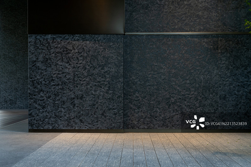 深色花岗岩墙壁与柔和的灯光图片素材