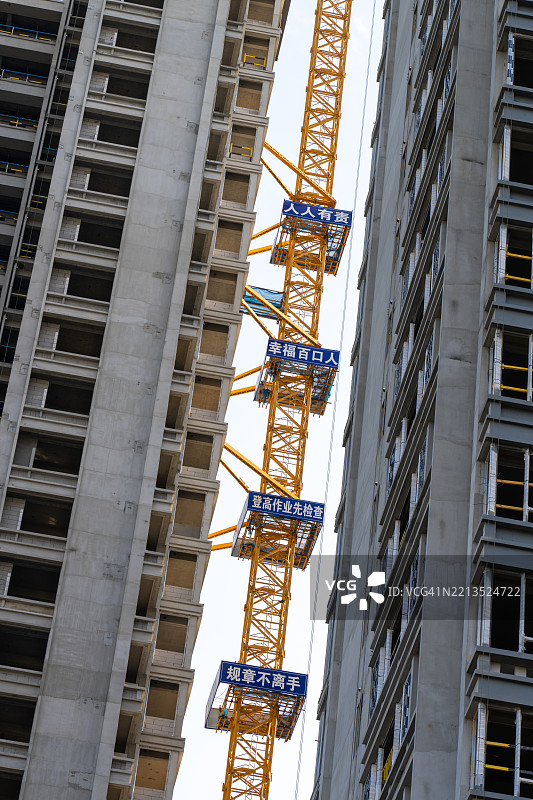 高楼之间的塔式起重机图片素材