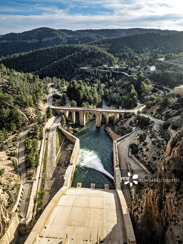 高处视角，水库的坝墙正在释放水。西班牙孔特雷拉斯水库。图片素材