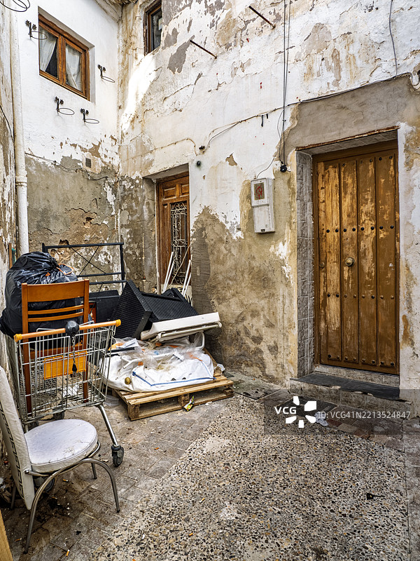 城镇郊区的家具和垃圾。图片素材