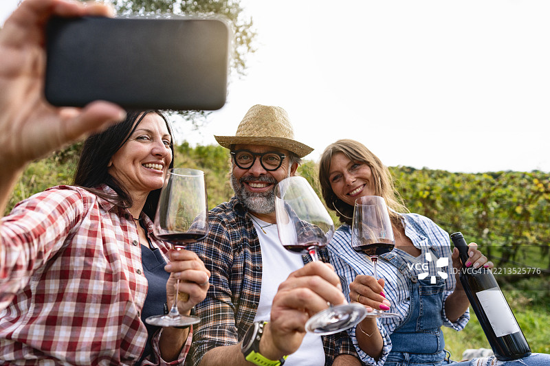 农民自拍，提供生态旅游体验，采摘红葡萄图片素材