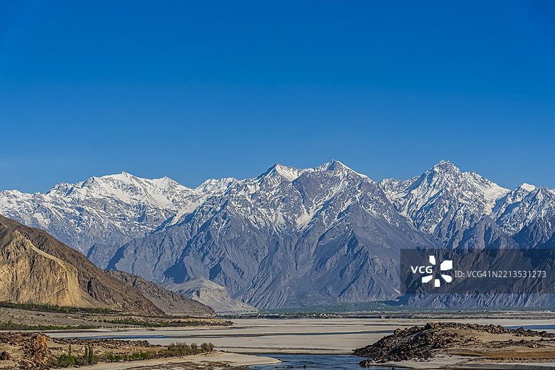 喀喇昆仑公路旅行中的山脉景观。图片素材