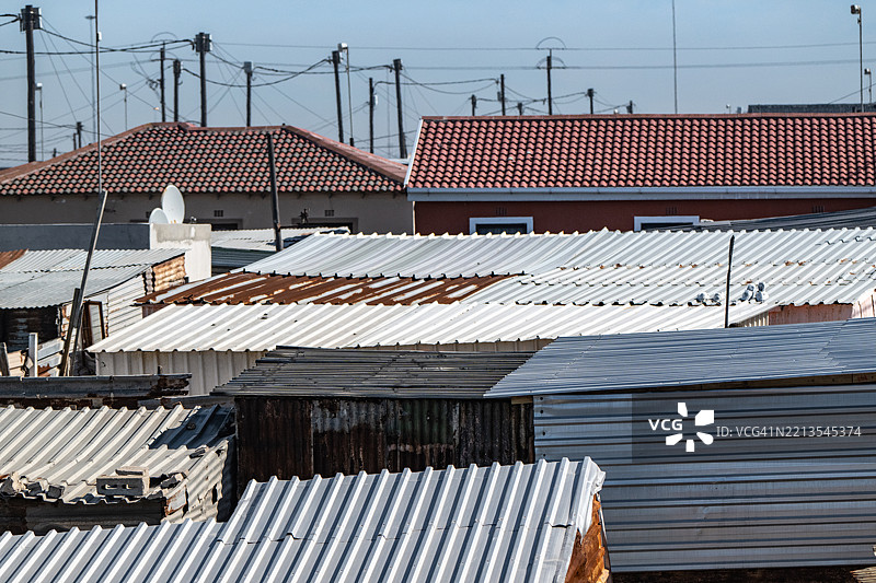 南非卡雅利察的简易房屋中的波纹金属屋顶图片素材