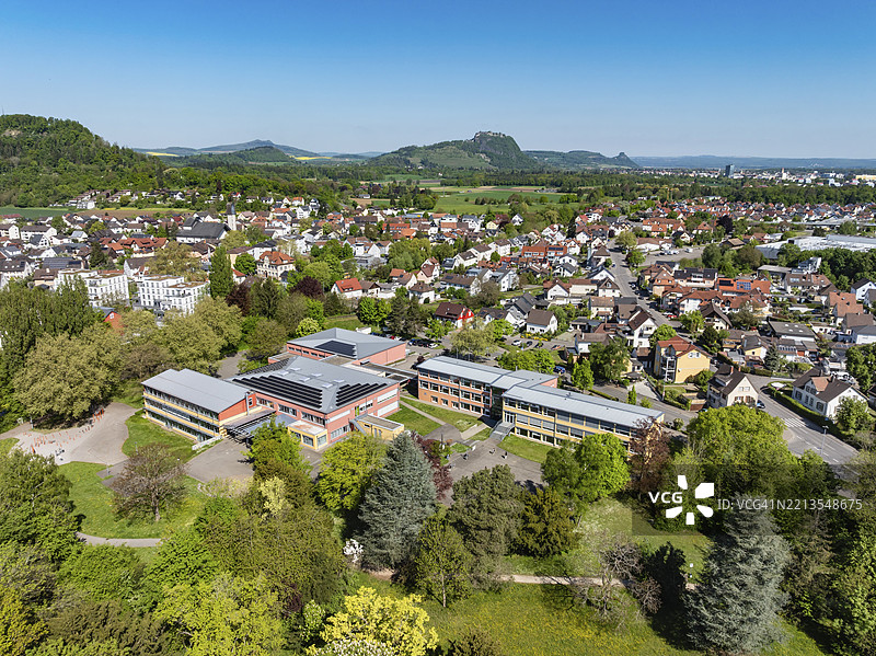 空中视角,瑞拉辛根-沃布林根市,远处是特恩-布林克学校,社区学校,赫高山,霍亨特维尔的辛根,康斯坦茨区,巴登-符腾堡州,德国,欧洲图片素材