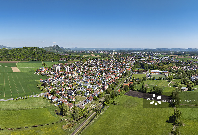 空中视角,瑞拉辛根-沃尔布林根市,地平线上是赫高山,霍亨特维尔的辛根,康斯坦茨区,巴登-符腾堡州,德国,欧洲图片素材