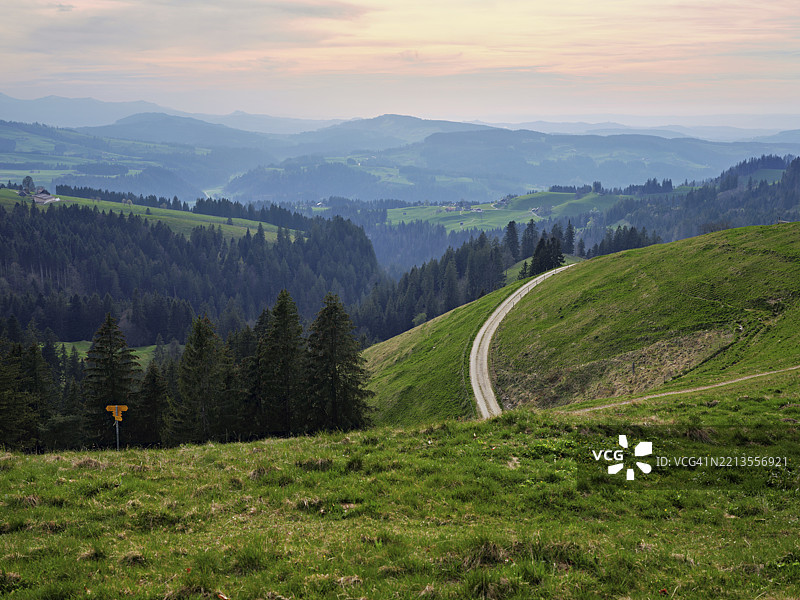 从Rämisgummen俯瞰瑞士伯尔尼州的埃门塔尔地区，欧洲图片素材