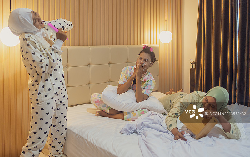 青少年女孩用发刷唱卡拉OK图片素材