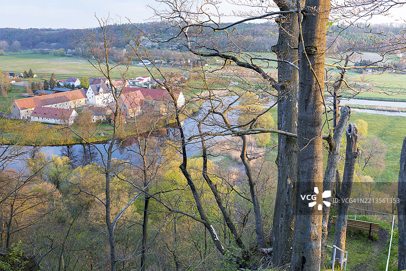 梅卢斯特观景点，晨光下俯瞰弗赖贝格穆尔德谷，远处可见布赫修道院，莱斯尼希，萨克森，德国，欧洲图片素材