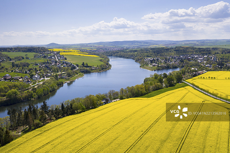 马尔特水坝和村庄(左)以及保尔斯多夫(右),背景是迪波尔迪斯瓦尔德镇和卢赫山,萨克森州,德国,欧洲图片素材