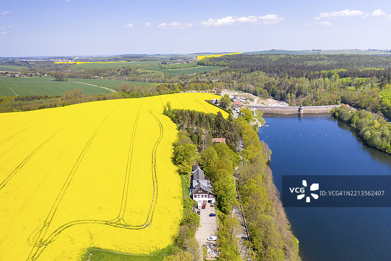 马尔特水坝湖上的大坝和狩猎酒店，迪波尔迪斯瓦尔德，埃尔茨山脉，萨克森州，德国，欧洲图片素材