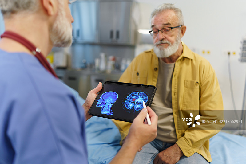 医生与老年患者交谈，向他展示平板电脑上的医疗结果。图片素材