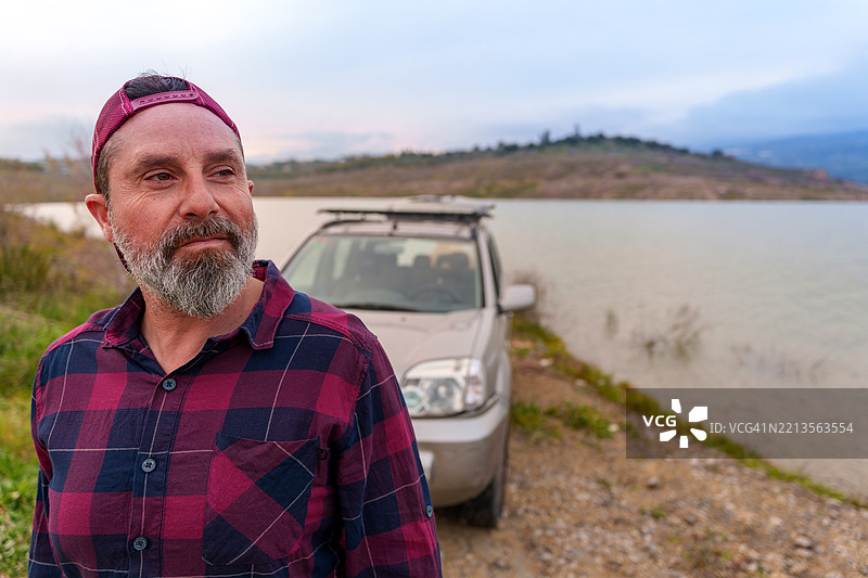中年男子享受湖边风景图片素材
