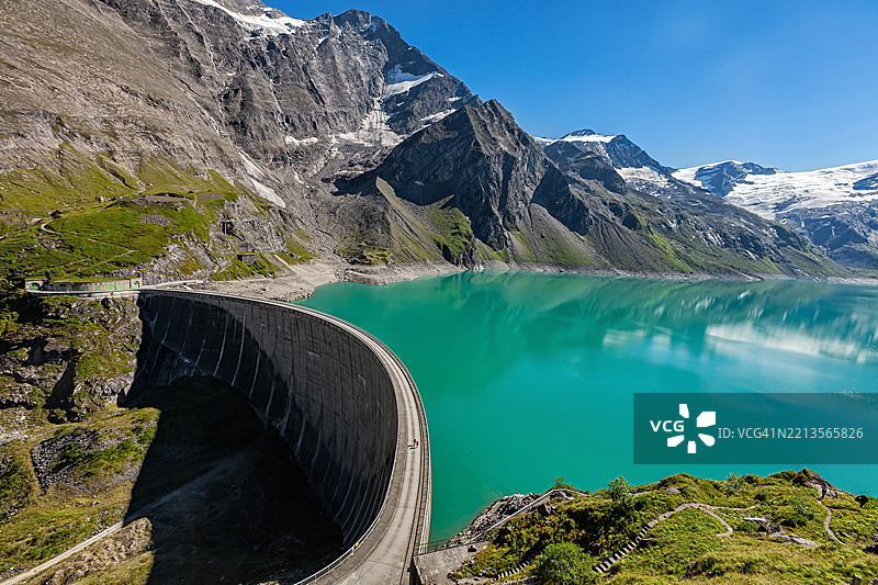 人们在奥地利卡普伦的空旷莫泽尔博登水坝上行走图片素材