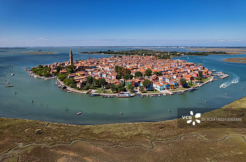 意大利威尼斯泻湖中色彩斑斓的布拉诺岛鸟瞰图图片素材