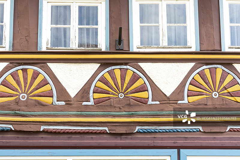 德国下萨克森州杜尔斯塔特一座半木结构房屋上的三个彩绘扇形装饰细节图片素材