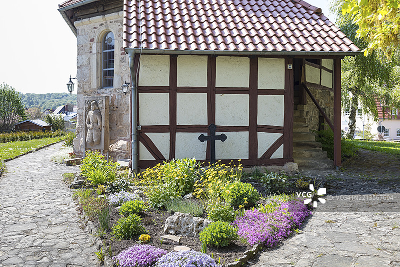 德国图林根州艾希斯费尔德地区温青戈罗德圣凯瑟琳村教堂的半木结构扩建部分图片素材