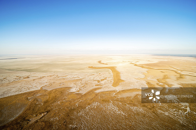 盐滩，埃托沙（在奥万博语中意为“大白地”），天空，埃托沙国家公园，纳米比亚，非洲图片素材