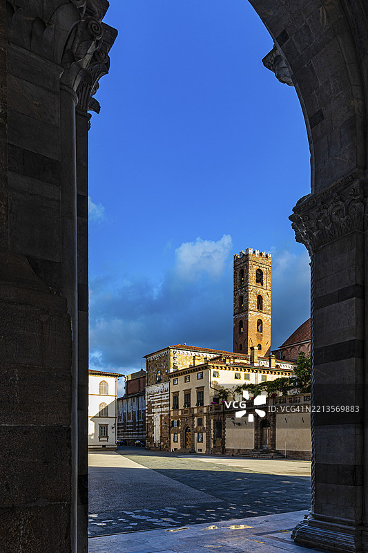 卢卡，托斯卡纳，意大利，欧洲，历史市中心的圣马丁广场景观图片素材
