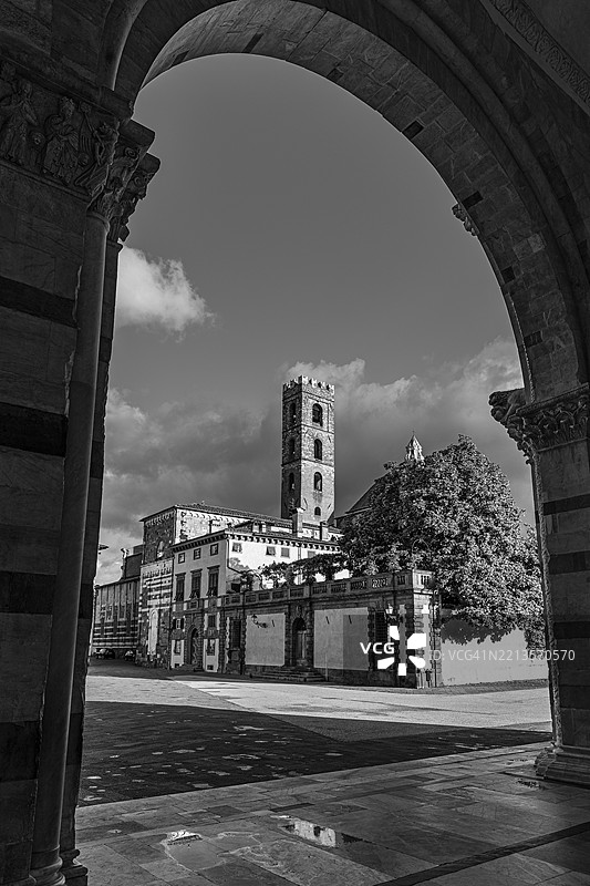 卢卡，托斯卡纳，意大利，欧洲，历史市中心的圣马丁广场景观，黑白摄影图片素材
