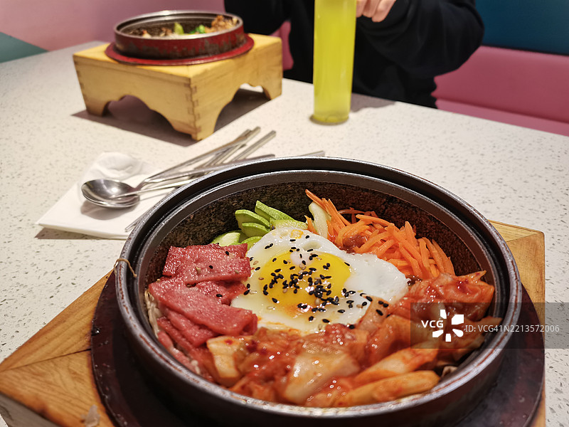 桌子上碗里的食物特写图片素材